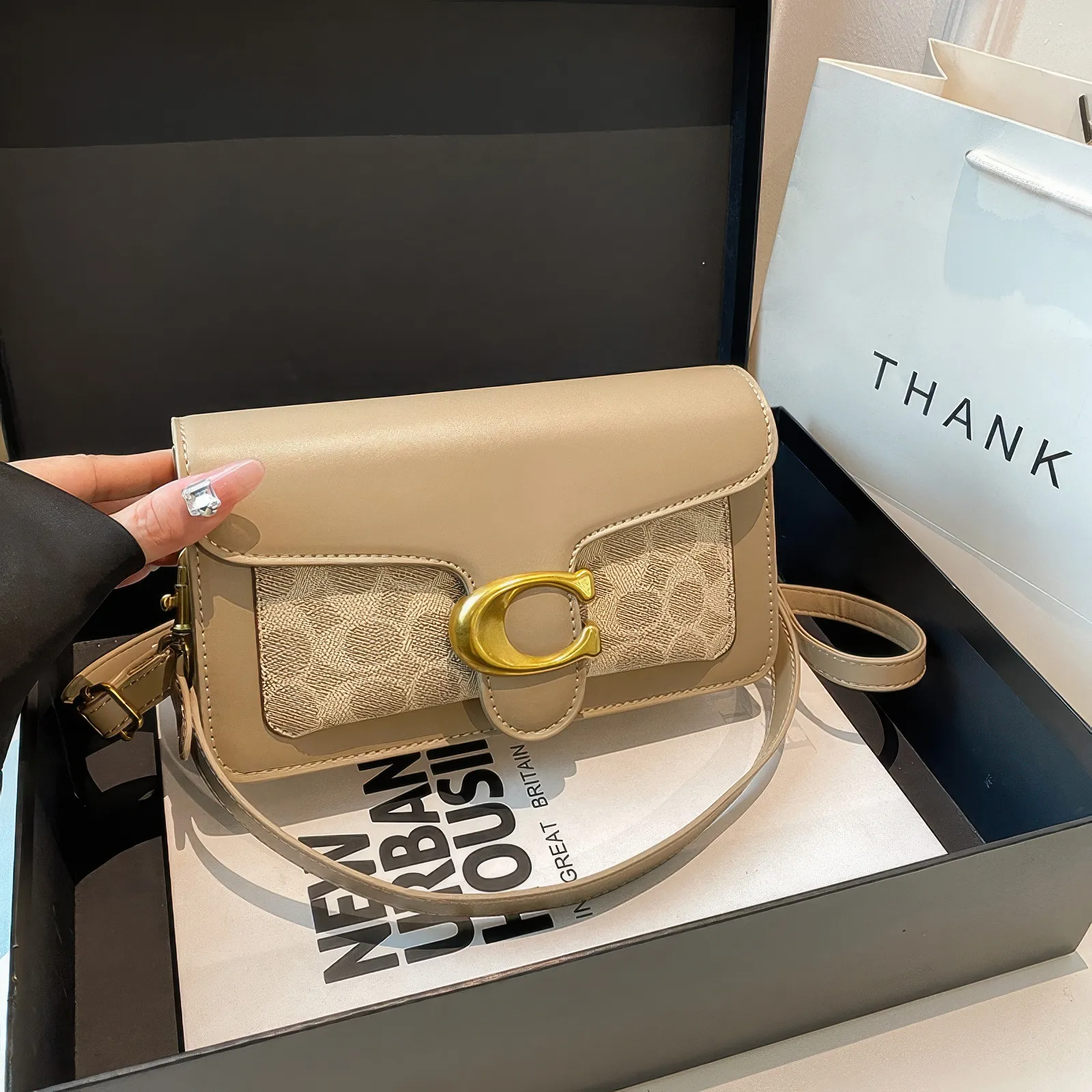 Bolsa Tabby Shoulder 26 Coach – Bege Monograma