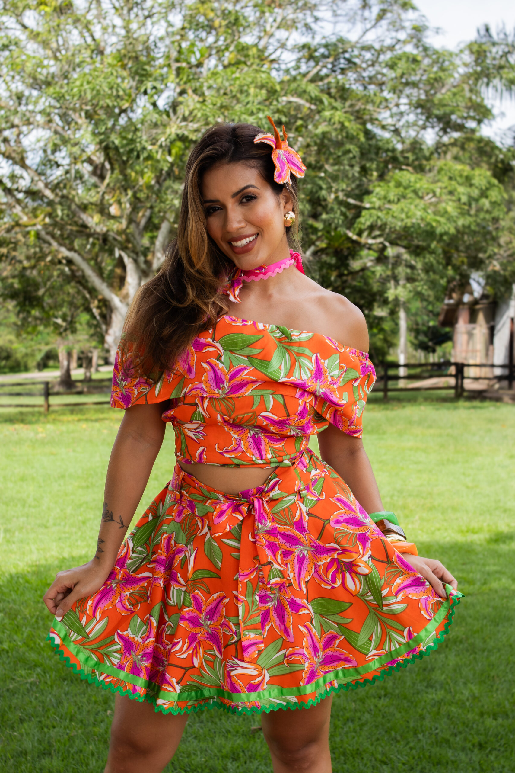 Conjunto Cropped junino Xita + Saia junina Xita floral + Flor Junina