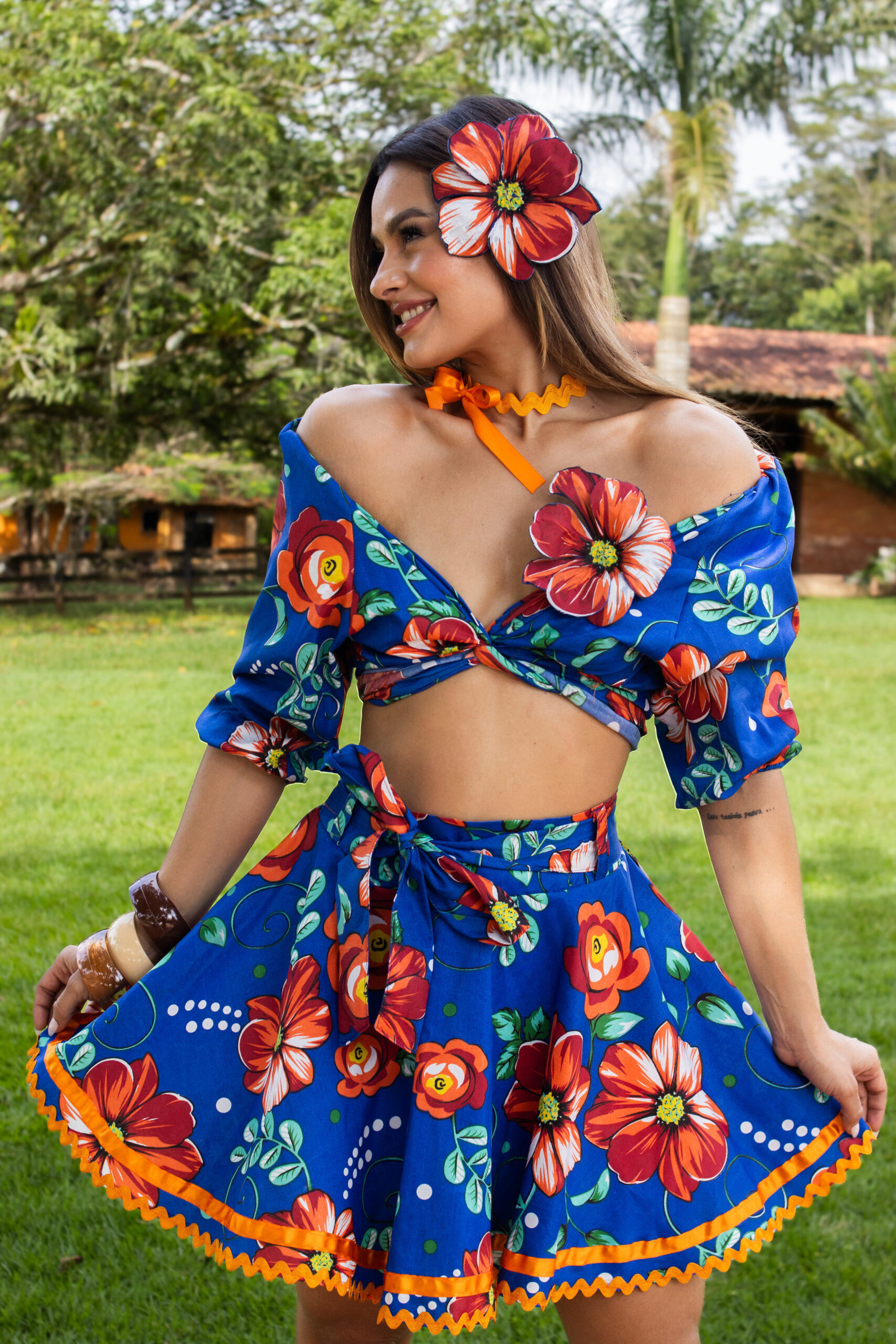 Conjunto Cropped junino Xita + Saia junina Xita floral + Flor Junina